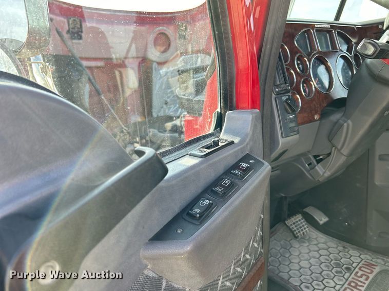 image for item EV9408 2017 Mack CXU613  semi truck