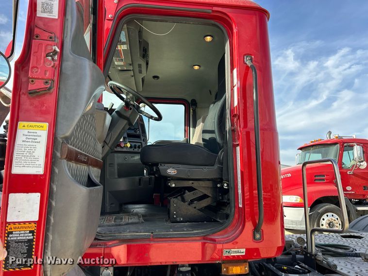 image for item EV9408 2017 Mack CXU613  semi truck