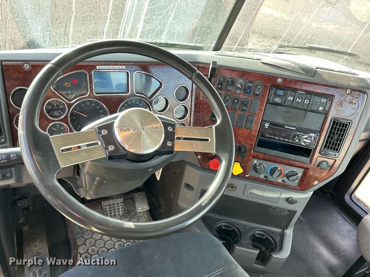 image for item EV9408 2017 Mack CXU613  semi truck