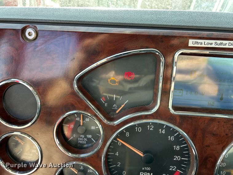 image for item EV9408 2017 Mack CXU613  semi truck