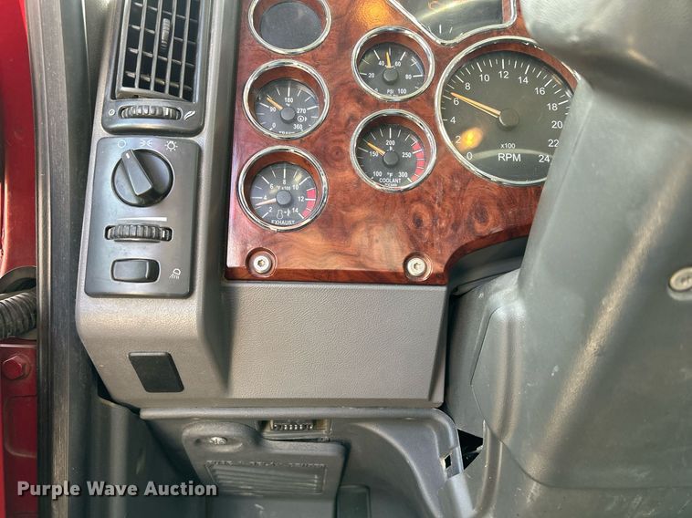 image for item EV9408 2017 Mack CXU613  semi truck