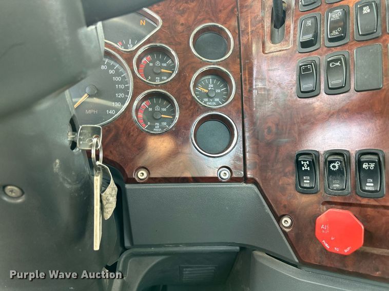 image for item EV9408 2017 Mack CXU613  semi truck