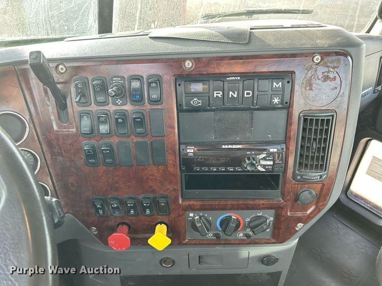 image for item EV9408 2017 Mack CXU613  semi truck