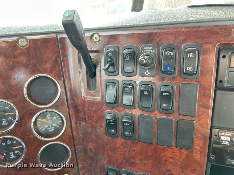 image for item EV9408 2017 Mack CXU613  semi truck