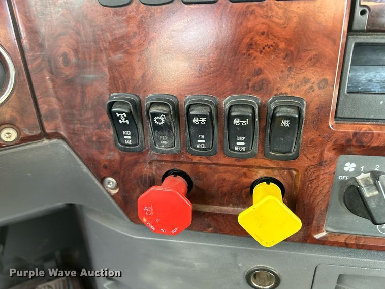 image for item EV9408 2017 Mack CXU613  semi truck