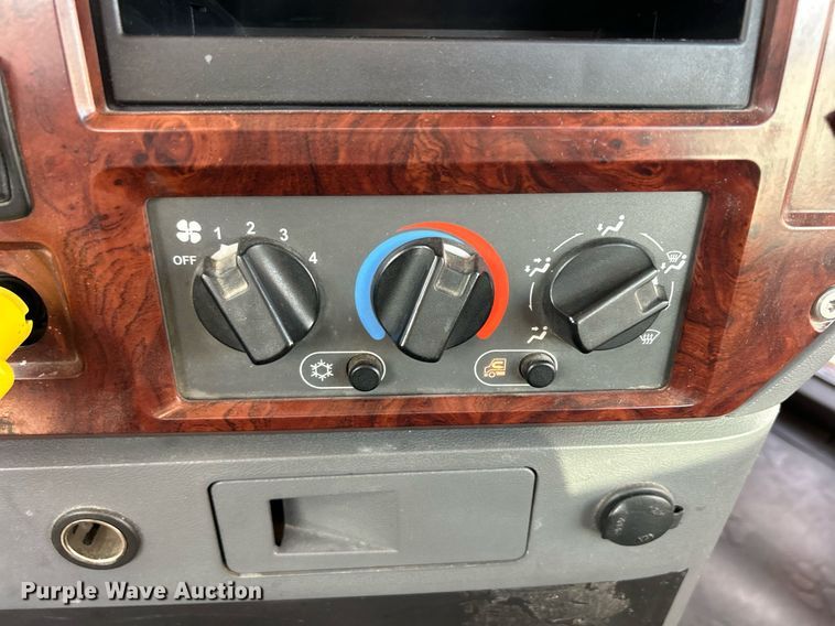 image for item EV9408 2017 Mack CXU613  semi truck