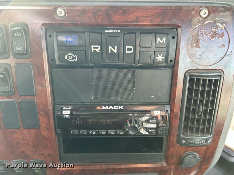 image for item EV9408 2017 Mack CXU613  semi truck