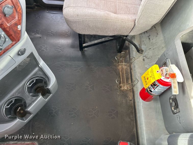 image for item EV9408 2017 Mack CXU613  semi truck