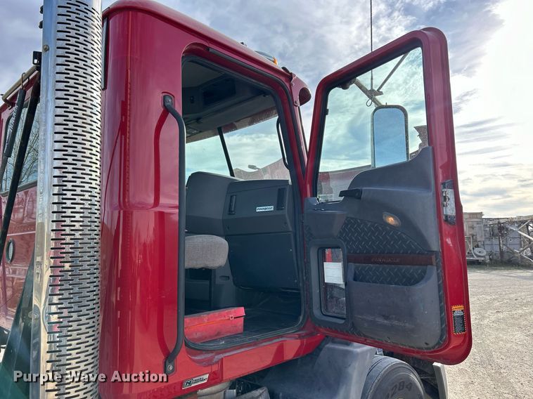 image for item EV9408 2017 Mack CXU613  semi truck