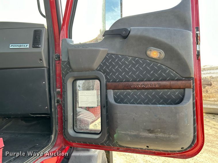 image for item EV9408 2017 Mack CXU613  semi truck