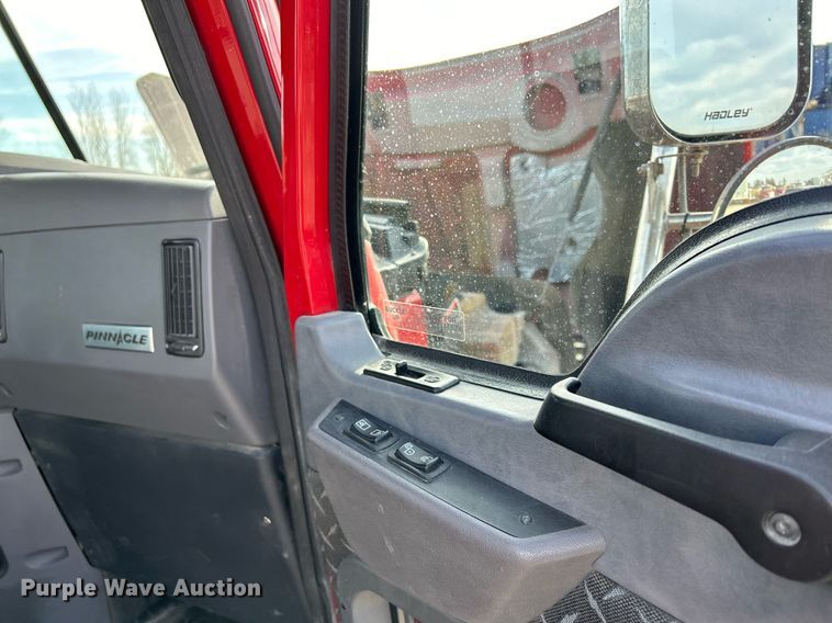 image for item EV9408 2017 Mack CXU613  semi truck