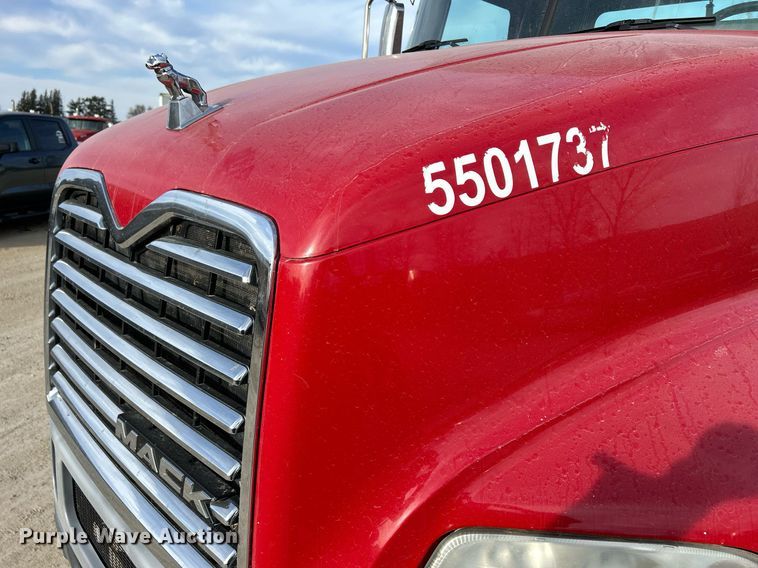 image for item EV9408 2017 Mack CXU613  semi truck