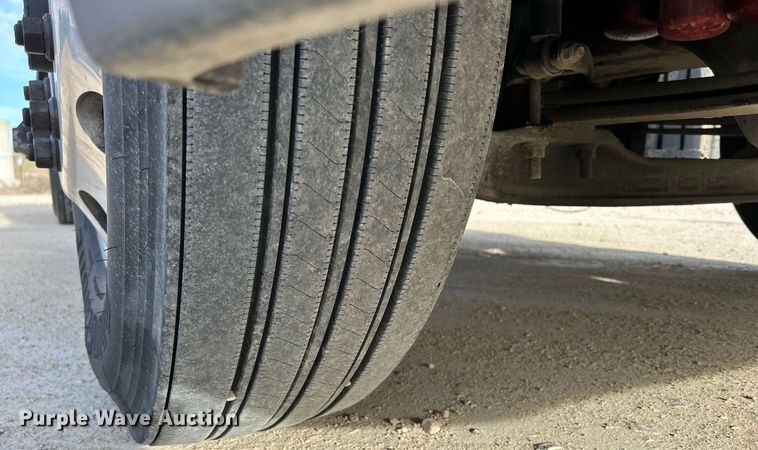 image for item EV9408 2017 Mack CXU613  semi truck