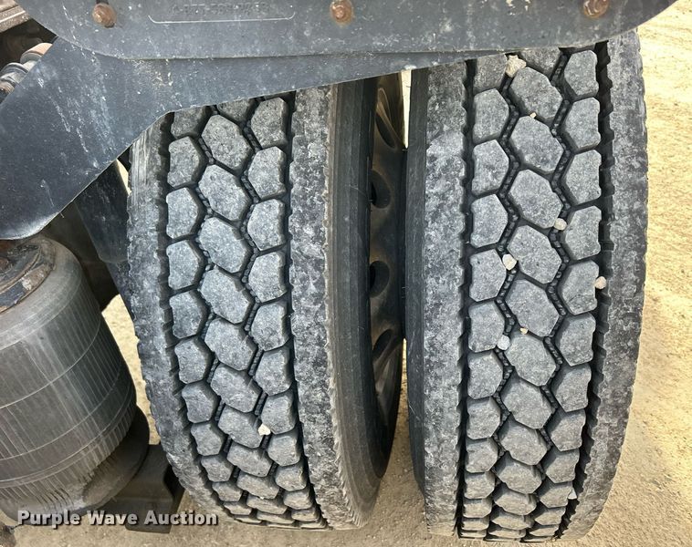 image for item EV9408 2017 Mack CXU613  semi truck