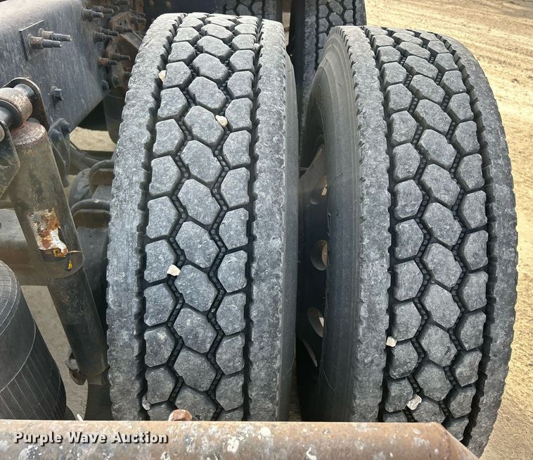 image for item EV9408 2017 Mack CXU613  semi truck