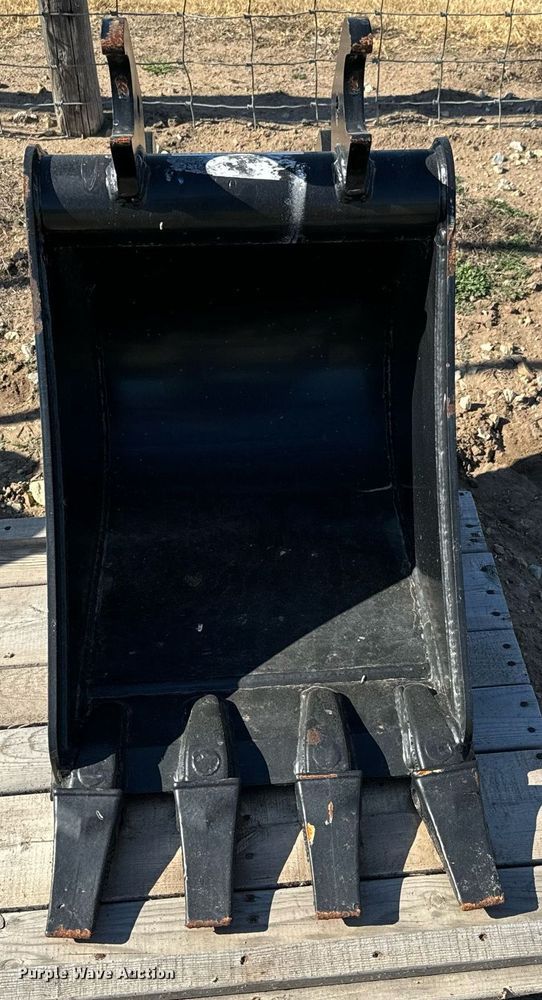 image for item GG9858 2020 John Deere  excavator bucket