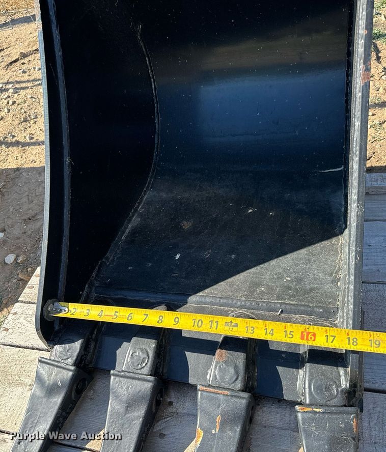 image for item GG9858 2020 John Deere  excavator bucket