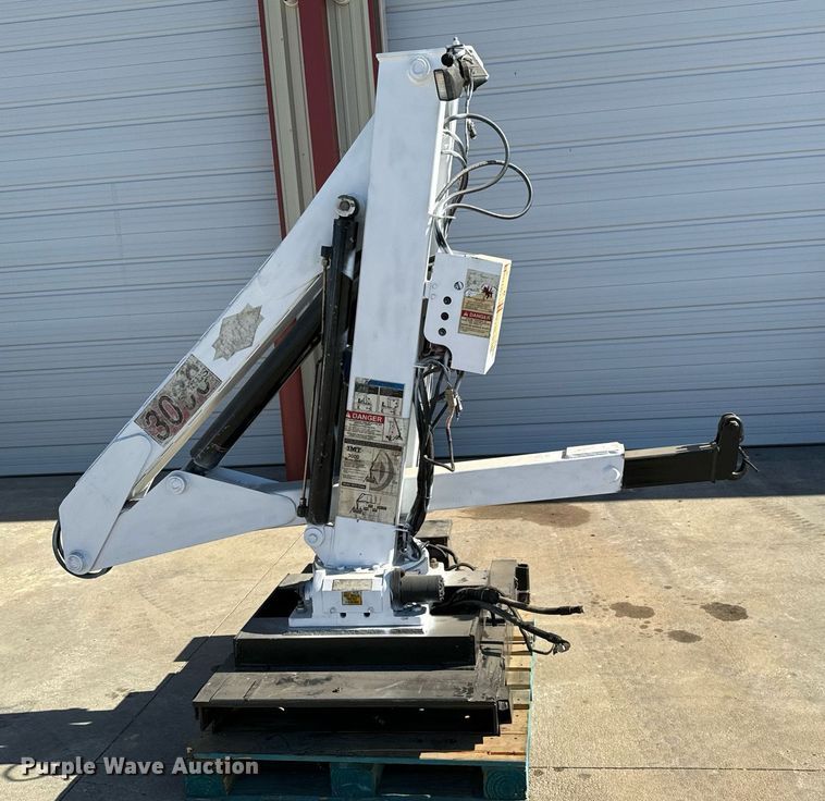 image for item GG9885 2007 IMT 445 3000  truck mounted crane