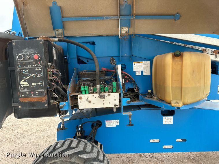 image for item IU9124 2011 Genie  boom lift
