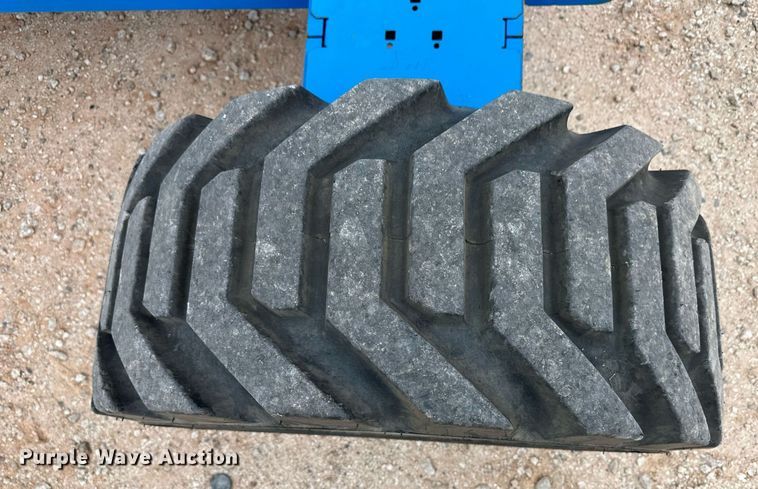 image for item IU9124 2011 Genie  boom lift