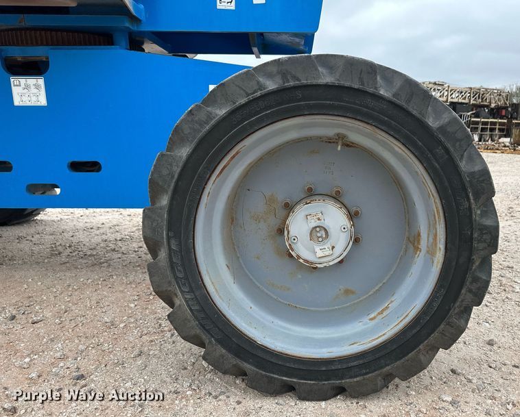 image for item IU9124 2011 Genie  boom lift