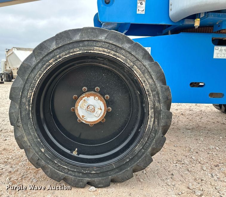 image for item IU9124 2011 Genie  boom lift