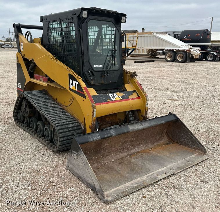 image for item IU9128 2003 Caterpillar 257  tracked skid steer loader