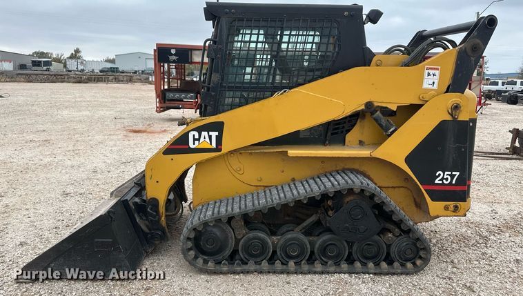 image for item IU9128 2003 Caterpillar 257  tracked skid steer loader