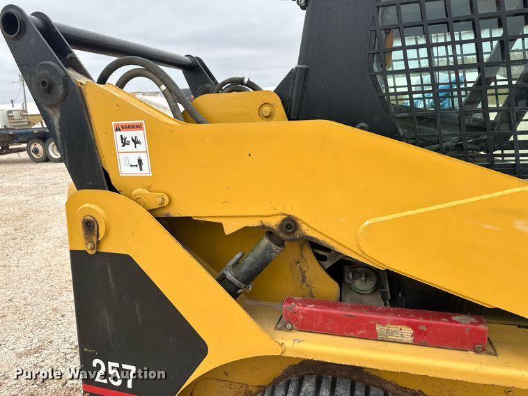 image for item IU9128 2003 Caterpillar 257  tracked skid steer loader