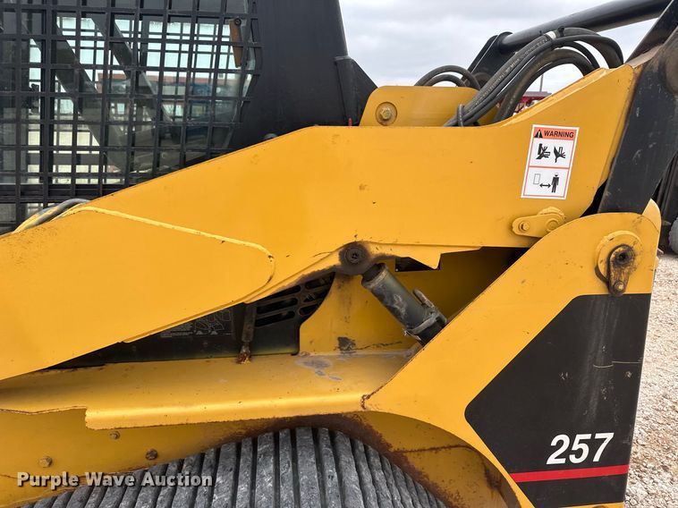 image for item IU9128 2003 Caterpillar 257  tracked skid steer loader