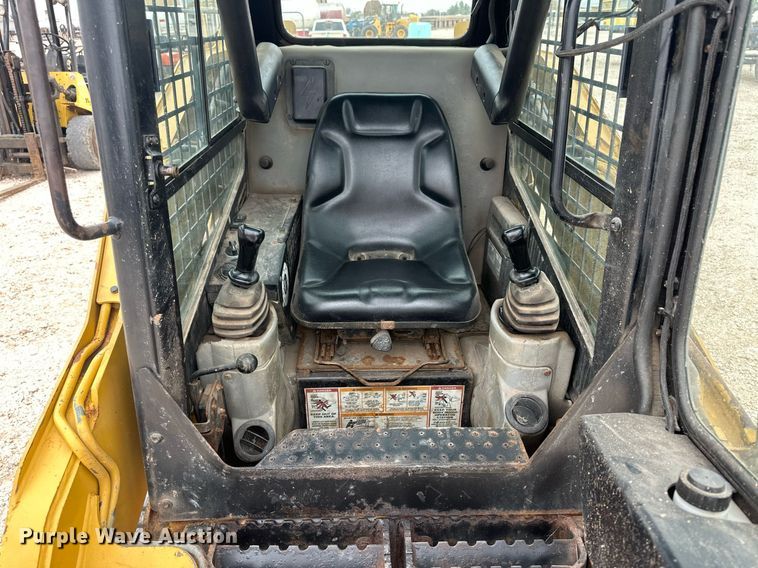image for item IU9128 2003 Caterpillar 257  tracked skid steer loader