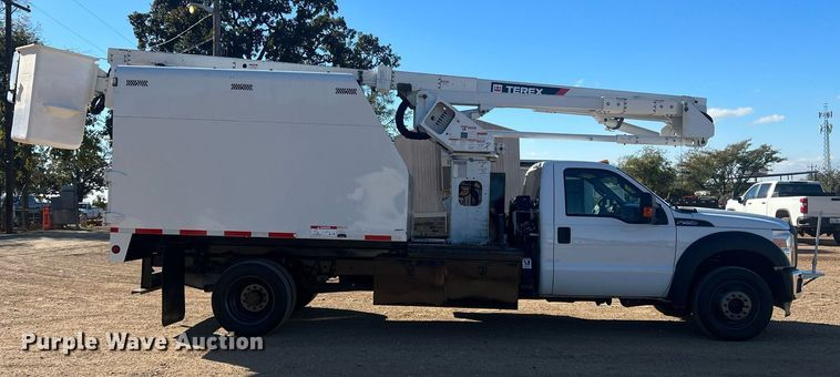 image for item JT9042 2015 Ford F550 Super Duty  bucket truck