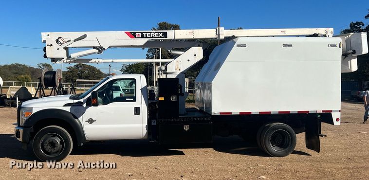 image for item JT9042 2015 Ford F550 Super Duty  bucket truck