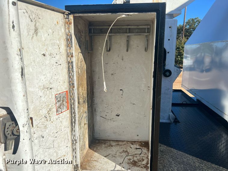 image for item JT9042 2015 Ford F550 Super Duty  bucket truck