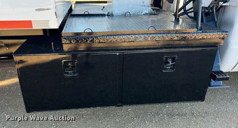 image for item JT9042 2015 Ford F550 Super Duty  bucket truck