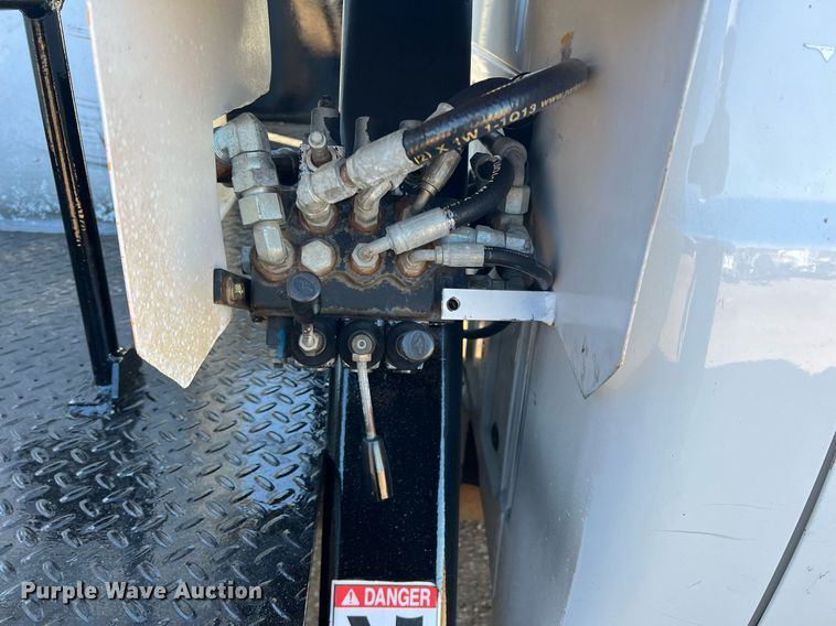 image for item JT9042 2015 Ford F550 Super Duty  bucket truck