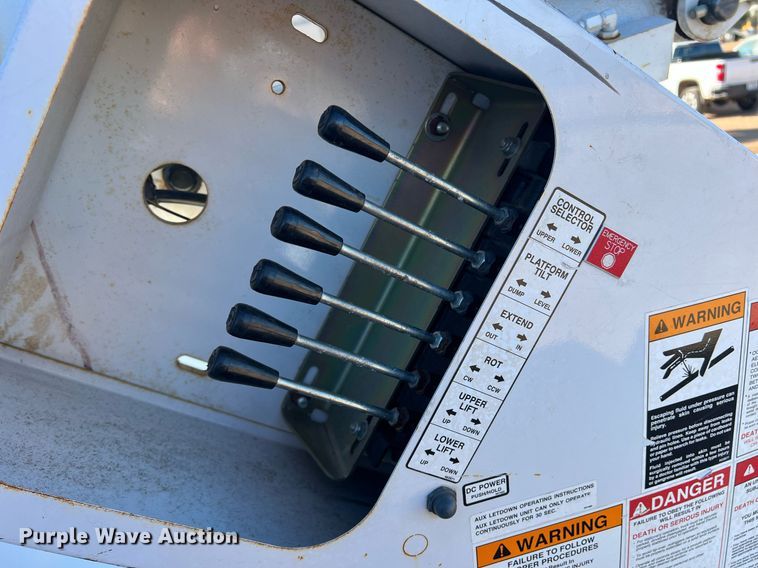 image for item JT9042 2015 Ford F550 Super Duty  bucket truck