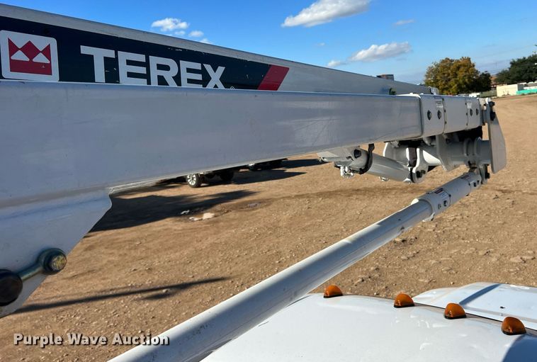 image for item JT9042 2015 Ford F550 Super Duty  bucket truck