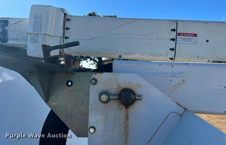 image for item JT9042 2015 Ford F550 Super Duty  bucket truck