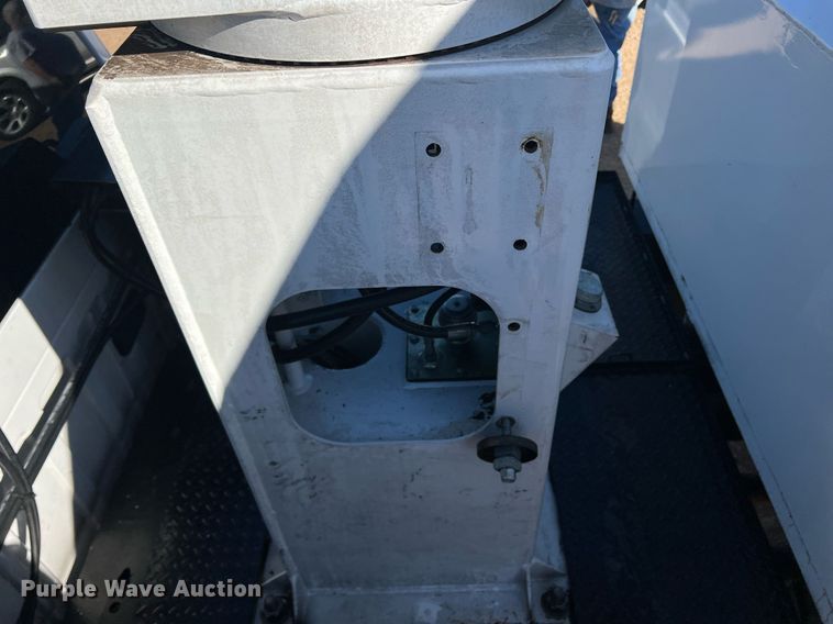 image for item JT9042 2015 Ford F550 Super Duty  bucket truck