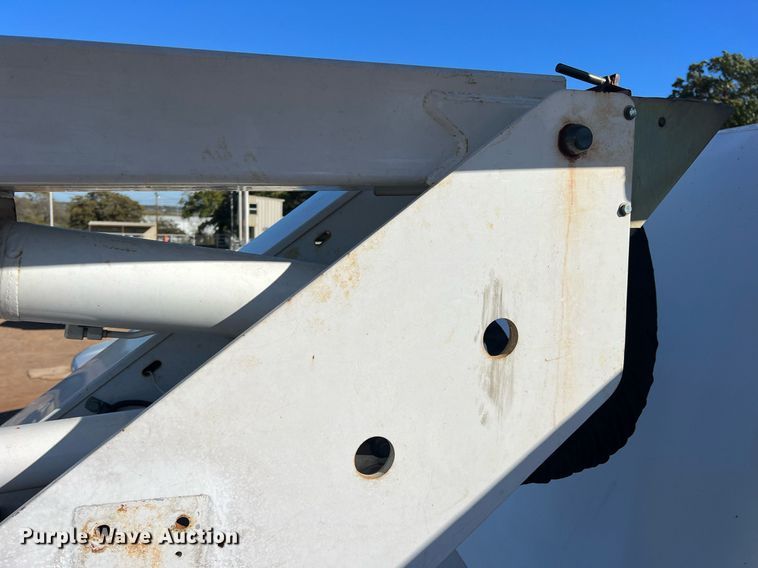 image for item JT9042 2015 Ford F550 Super Duty  bucket truck