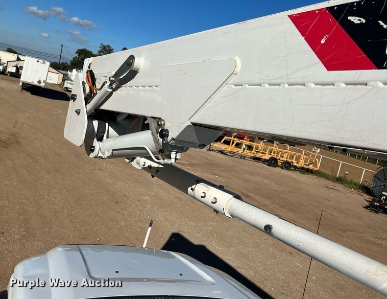 image for item JT9042 2015 Ford F550 Super Duty  bucket truck