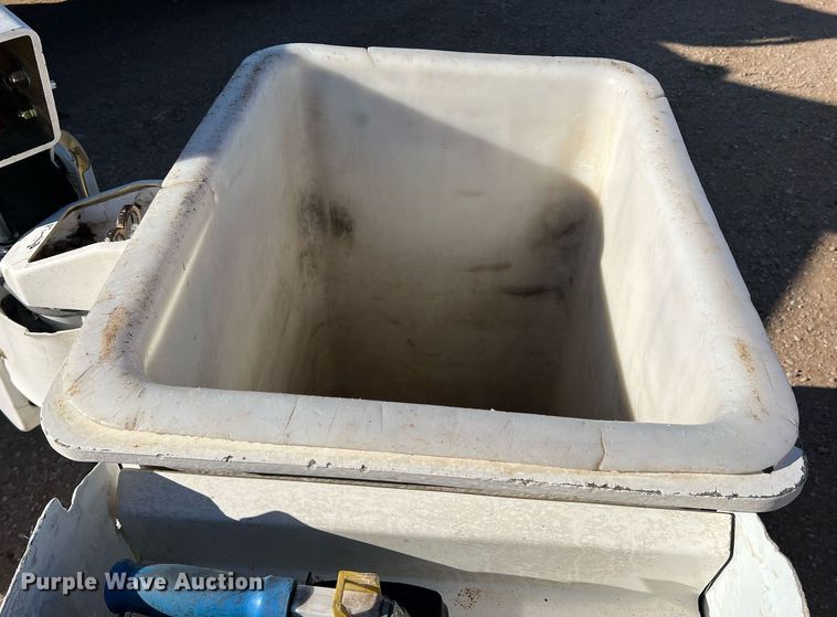 image for item JT9042 2015 Ford F550 Super Duty  bucket truck