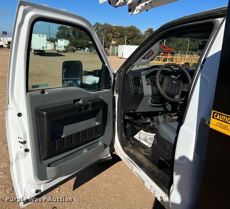 image for item JT9042 2015 Ford F550 Super Duty  bucket truck