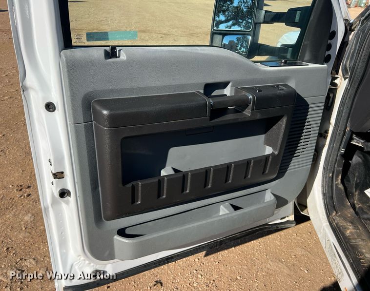 image for item JT9042 2015 Ford F550 Super Duty  bucket truck