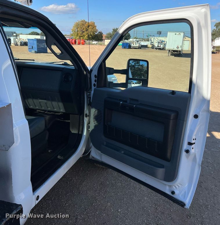 image for item JT9042 2015 Ford F550 Super Duty  bucket truck