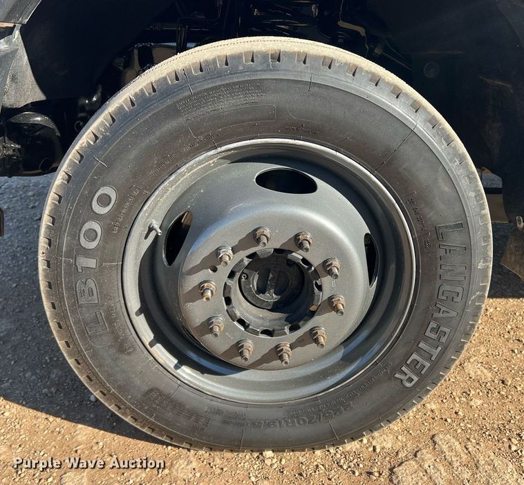 image for item JT9042 2015 Ford F550 Super Duty  bucket truck