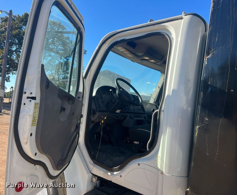 image for item JT9043 2013 Freightliner Business Class M2  chipper truck