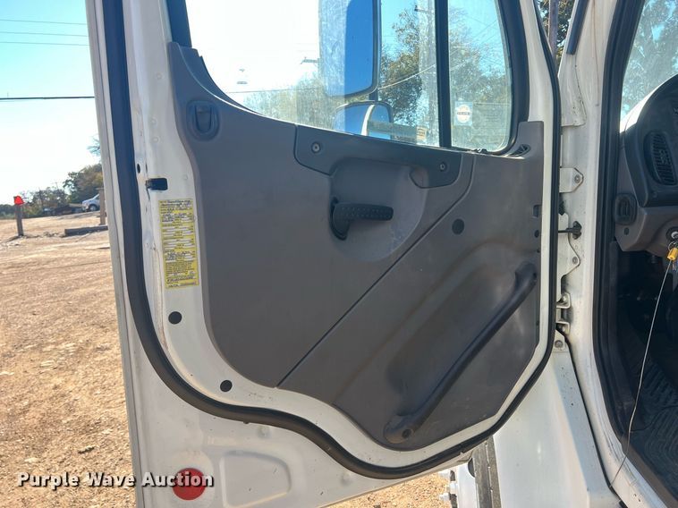 image for item JT9043 2013 Freightliner Business Class M2  chipper truck