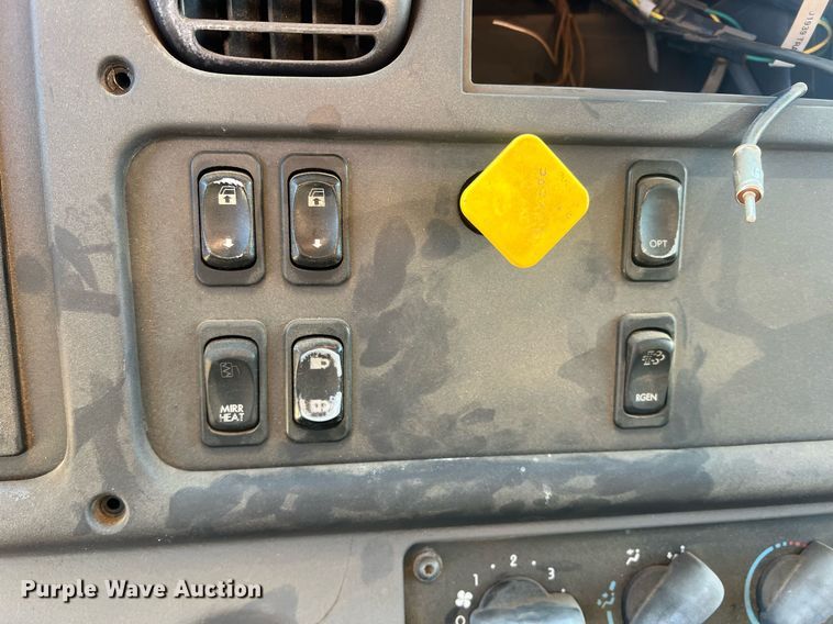 image for item JT9043 2013 Freightliner Business Class M2  chipper truck